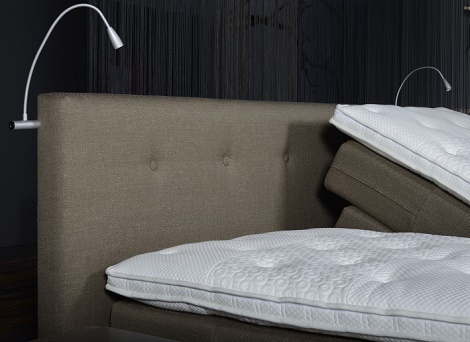 Bedverlichtingsset,leeslamp aan hoofdeinde,buigbaar,verstelbaar bed met broektopper,zitten in bed,lezen,OPTisleep Avek_detail hoofdbord knopen,theo bot zwaag,matras